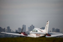 Quem precisa se deslocar entre Arapongas e Curitiba passou a contar com uma opção mais rápida e segura. O governador Carlos Massa Ratinho Junior confirmou nesta quarta-feira (30), no aeroporto municipal, a incorporação da cidade da Região Norte ao Voe Paraná, o maior programa de aviação regional do País. Foto: Jonathan Campos/AEN