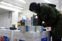 As 344.210 doses da vacina contra a Covid-19 referentes à 56ª pauta de distribuição do Ministério da Saúde chegaram ao Paraná nesta terça-feira (5). Foto: Américo Antonio/SESA