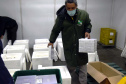 As 344.210 doses da vacina contra a Covid-19 referentes à 56ª pauta de distribuição do Ministério da Saúde chegaram ao Paraná nesta terça-feira (5). Foto: Américo Antonio/SESA