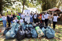 Nesta segunda-feira (27), 18 voluntários participaram da ação de limpeza de praias nas comunidades de Europinha e Ilha do Teixeira, no entorno dos portos de Paranaguá e Antonina, na Baía de Paranaguá. - Paranaguá, 27/09/2021  -  Foto: Claudio Neves/Portos do Paraná