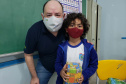 A Portos do Paraná deu início nesta semana, em parceria com a Superintendência Geral de Ação Solidária, à distribuição de brinquedos às crianças matriculadas nas escolas municipais das comunidades isoladas de Paranaguá e Antonina. Foto: Pierpaolo Nota/Portos do Paraná