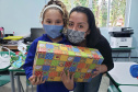 A Portos do Paraná deu início nesta semana, em parceria com a Superintendência Geral de Ação Solidária, à distribuição de brinquedos às crianças matriculadas nas escolas municipais das comunidades isoladas de Paranaguá e Antonina. Foto: Pierpaolo Nota/Portos do Paraná