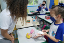 A Portos do Paraná deu início nesta semana, em parceria com a Superintendência Geral de Ação Solidária, à distribuição de brinquedos às crianças matriculadas nas escolas municipais das comunidades isoladas de Paranaguá e Antonina. Foto: Pierpaolo Nota/Portos do Paraná