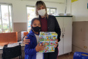 A Portos do Paraná deu início nesta semana, em parceria com a Superintendência Geral de Ação Solidária, à distribuição de brinquedos às crianças matriculadas nas escolas municipais das comunidades isoladas de Paranaguá e Antonina. Foto: Pierpaolo Nota/Portos do Paraná