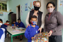 A Portos do Paraná deu início nesta semana, em parceria com a Superintendência Geral de Ação Solidária, à distribuição de brinquedos às crianças matriculadas nas escolas municipais das comunidades isoladas de Paranaguá e Antonina. Foto: Pierpaolo Nota/Portos do Paraná