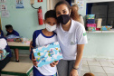 A Portos do Paraná deu início nesta semana, em parceria com a Superintendência Geral de Ação Solidária, à distribuição de brinquedos às crianças matriculadas nas escolas municipais das comunidades isoladas de Paranaguá e Antonina. Foto: Pierpaolo Nota/Portos do Paraná