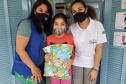 A Portos do Paraná deu início nesta semana, em parceria com a Superintendência Geral de Ação Solidária, à distribuição de brinquedos às crianças matriculadas nas escolas municipais das comunidades isoladas de Paranaguá e Antonina. Foto: Pierpaolo Nota/Portos do Paraná