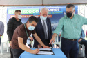 O governador em exercício Darci Piana e o secretário estadual da Saúde, Beto Preto, entregam nesta quarta-feira (13), veículos da Estratégia da Saúde da Família aos municípios da 1ª Regional de Saúde de Paranaguá, além de computadores para renovação e modernização do parque tecnológico da Sesa.13/10/2021 - Foto: Geraldo Bubniak/AEN