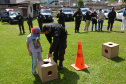 Servidores do Departamento Penitenciário do Paraná organizaram uma campanha para arrecadação de doces e brinquedos que foram entregues nesta quarta-feira (13), a crianças do Centro Municipal de Educação Infantil Ana Maria, em Piraquara, na Região Metropolitana de Curitiba. Além dos presentes, uma apresentação com cães que atuam no sistema prisional alegrou a tarde da criançada.  -  Curitiba, 14/10/2021 - Foto: DEPEN/PR