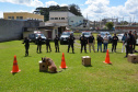 Servidores do Departamento Penitenciário do Paraná organizaram uma campanha para arrecadação de doces e brinquedos que foram entregues nesta quarta-feira (13), a crianças do Centro Municipal de Educação Infantil Ana Maria, em Piraquara, na Região Metropolitana de Curitiba. Além dos presentes, uma apresentação com cães que atuam no sistema prisional alegrou a tarde da criançada.  -  Curitiba, 14/10/2021 - Foto: DEPEN/PR