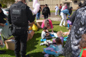 Servidores do Departamento Penitenciário do Paraná organizaram uma campanha para arrecadação de doces e brinquedos que foram entregues nesta quarta-feira (13), a crianças do Centro Municipal de Educação Infantil Ana Maria, em Piraquara, na Região Metropolitana de Curitiba. Além dos presentes, uma apresentação com cães que atuam no sistema prisional alegrou a tarde da criançada.  -  Curitiba, 14/10/2021 - Foto: DEPEN/PR