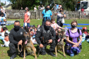 Servidores do Departamento Penitenciário do Paraná organizaram uma campanha para arrecadação de doces e brinquedos que foram entregues nesta quarta-feira (13), a crianças do Centro Municipal de Educação Infantil Ana Maria, em Piraquara, na Região Metropolitana de Curitiba. Além dos presentes, uma apresentação com cães que atuam no sistema prisional alegrou a tarde da criançada.  -  Curitiba, 14/10/2021 - Foto: DEPEN/PR