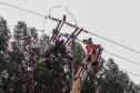 1,8 mil eletricistas estão trabalhando na manhã deste domingo (17) nos estragos provocados pelo temporal da última semana. Um total de 1,1 mil deles estão atuando nas regiões Oeste, Sudoeste e Noroeste, as mais prejudicadas pelo evento que já é considerado o segundo mais grave enfrentado na história da empresa.  -  Curitiba, 17/10/2021  -  Foto: Copel