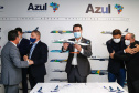 O Paraná será o Estado brasileiro com maior número de destinos cobertos pela Azul a partir de 2022. Onze cidades terão novas linhas operadas pela companhia e outras quatro terão suas operações retomadas após terem sido paralisadas durante a pandemia. O anúncio foi realizado nesta terça-feira (19) em um encontro de representantes da companhia com o governador Carlos Massa Ratinho Junior em Campinas (SP), na universidade corporativa da empresa, a Uniazul. Foto: Jonathan Campos/AEN