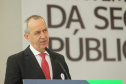O vice governador Darci Piana participa  nesta quarta-feira  (20) do lançamento de programa de cursos de atualização profissional e de especialização nas áreas de Polícia Comunitária, Mediação de Conflitos e Análise Criminal para 6,2 mil profissionais de todo o Paraná,  no Palacio Iguacu. Na foto, Hermínio Kloch, reitor da Uniasselvi.   Curitiba, 20/10/2021 -  Foto: Geraldo Bubniak/AEN