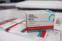 Um novo carregamento 133.100 vacinas AstraZeneca/Fiocruz   contra a Covid-19 chegam no Centro de Medicamentos do Paraná (Cemepar), em Curitiba, na noite desta quinta-feira (21).  Foto: Geraldo Bubniak/AEN