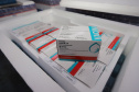 Um novo carregamento 133.100 vacinas AstraZeneca/Fiocruz   contra a Covid-19 chegam no Centro de Medicamentos do Paraná (Cemepar), em Curitiba, na noite desta quinta-feira (21).  Foto: Geraldo Bubniak/AEN
