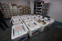 Um novo carregamento 133.100 vacinas AstraZeneca/Fiocruz   contra a Covid-19 chegam no Centro de Medicamentos do Paraná (Cemepar), em Curitiba, na noite desta quinta-feira (21).  Foto: Geraldo Bubniak/AEN