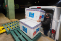 Um novo carregamento 133.100 vacinas AstraZeneca/Fiocruz   contra a Covid-19 chegam no Centro de Medicamentos do Paraná (Cemepar), em Curitiba, na noite desta quinta-feira (21).  Foto: Geraldo Bubniak/AEN