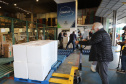 Um novo carregamento  555.750 imunizantes da Pfizer/BioNTech   contra a Covid-19 chegam no Centro de Medicamentos do Paraná (Cemepar), em Curitiba, na nesta sexta-feira (22).  Foto: Geraldo Bubniak/AEN
