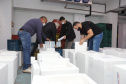 Um novo carregamento  555.750 imunizantes da Pfizer/BioNTech   contra a Covid-19 chegam no Centro de Medicamentos do Paraná (Cemepar), em Curitiba, na nesta sexta-feira (22).  Foto: Geraldo Bubniak/AEN