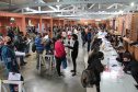 Mais de 900 pessoas saíram empregadas do mutirão de empregos, realizado nesta sexta-feira (22) no bairro de Santa Felicidade, em Curitiba. Foram cerca de 1.600 vagas com carteira assinada oferecidas pelas 40 empresas presentes ao evento. - Curitiba, 22/10/2021 - Foto: SEJUF
