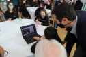 O governador Carlos Massa Ratinho Junior lança nesta terça-feira (26) o programa Inglês Paraná, acompanhado do secretário da Educação e do Esporte, Renato Feder. Trata-se de um projeto inovador e dinâmico, com foco no processo de aprendizagem dos estudantes, considerando as suas necessidades, ao mesmo tempo em que favorece o desenvolvimento das habilidades de escuta e oralidade, essenciais para aprender a Língua Inglesa. - 26/10/2021 - Foto: Geraldo Bubniak/AEN