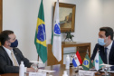 Governador Carlos Massa Ratinho Junior, recebe o embaixador do Paraguai no Brasil, Juan Ángel Delgadillo, e também o cônsul geral do Paraguai no Paraná, Carlos Fleitas Rodriguez -  Curitiba, 26/10/2021 - Foto Gilson Abreu/AEN