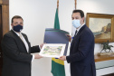 Governador Carlos Massa Ratinho Junior, recebe o embaixador do Paraguai no Brasil, Juan Ángel Delgadillo, e também o cônsul geral do Paraguai no Paraná, Carlos Fleitas Rodriguez -  Curitiba, 26/10/2021 - Foto Gilson Abreu/AEN