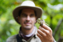 Uma equipe de biólogos que atua nos estudos exigidos pelo projeto da Nova Ferroeste iniciou na semana passada a quarta e última campanha da fauna, que faz o levantamento e identificação das espécies existentes nas áreas do traçado da ferrovia. Espécies endêmicas de anfíbios, anta, onça-parda, aves e animais ameaçados de extinção foram identificados na Serra do Mar, onde foram realizados os trabalhos.Foto: Conrrado Age/AEN