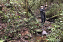 Uma equipe de biólogos que atua nos estudos exigidos pelo projeto da Nova Ferroeste iniciou na semana passada a quarta e última campanha da fauna, que faz o levantamento e identificação das espécies existentes nas áreas do traçado da ferrovia. Espécies endêmicas de anfíbios, anta, onça-parda, aves e animais ameaçados de extinção foram identificados na Serra do Mar, onde foram realizados os trabalhos.Foto: Heloísa Vieira/AEN