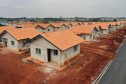 Com o avanço da obra de construção do Residencial Amador Gonçalves, em Jardim Alegre, os interessados em adquirir uma das 41 novas moradias do empreendimento têm até 15 de novembro para se inscreverem no site da Cohapar. A partir desta data, os técnicos da companhia darão início ao processo de enquadramento, classificação e convocação dos pretendentes no município, na região do Vale do Ivaí. (Foto: Alessandro Vieira/AEN)