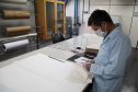 Uma das atividades realizadas pelo Departamento de Arquivo Público do Paraná
(DEAP), na Seção de Preservação e Conservação, são pequenos reparos em
documentos. Para isso, são utilizadas técnicas e materiais de qualidade arquivística,
sempre buscando a integridade das informações contidas nos documentos.Foto: Ari Dias/AEN