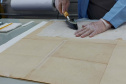 Uma das atividades realizadas pelo Departamento de Arquivo Público do Paraná
(DEAP), na Seção de Preservação e Conservação, são pequenos reparos em
documentos. Para isso, são utilizadas técnicas e materiais de qualidade arquivística,
sempre buscando a integridade das informações contidas nos documentos.Foto: Arquivo Público