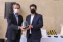 Solenidade de entrega de materiais para atendimento de emergencias para a Defesa Civil, na nesta sexta-feira (29), no Palacio Iguaçu em Curitiba. Na foto, o secretário de Qualidade Ambiental do Ministério do Meio Ambiente, André França entrega de forma simbolica material para o diretor-presidente do Instituto Água e Terra (IAT) do Paraná, Everton Costa..  Foto: Geraldo Bubniak/AEN