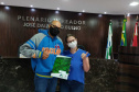 Com o avanço da vacinação e redução das medidas restritivas, técnicos da Cohapar retomaram as visitas aos municípios para realizar a entrega de títulos de propriedade na região Sudoeste do Paraná. Nesta semana, mutuários da companhia com imóveis já quitados receberam a documentação que garante o reconhecimento de propriedade em Chopinzinho e Dois Vizinhos. (Foto: Joao Carlos da Cas/Cohapar)