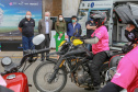 Expedição Filhas do Paraná volta a Curitiba após 2.800 km divulgando o Outubro Rosa. As motociclistas do grupo Filhas do Vento e da Liberdade retornaram neste sábado (30) ao Palácio Iguaçu – mesmo ponto de onde partiram no dia 14 de outubro, e foram recebidas pelo vice-governador Darci Piana e pela primeira-dama do Estado e presidente do Conselho Estadual de Ação Solidária, Luciana Saito Massa. - Curitiba, 30/10/2021 - Foto: Valdelino Pontes