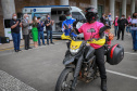 Expedição Filhas do Paraná volta a Curitiba após 2.800 km divulgando o Outubro Rosa. As motociclistas do grupo Filhas do Vento e da Liberdade retornaram neste sábado (30) ao Palácio Iguaçu – mesmo ponto de onde partiram no dia 14 de outubro, e foram recebidas pelo vice-governador Darci Piana e pela primeira-dama do Estado e presidente do Conselho Estadual de Ação Solidária, Luciana Saito Massa. - Curitiba, 30/10/2021 - Foto: Valdelino Pontes