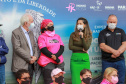 Expedição Filhas do Paraná volta a Curitiba após 2.800 km divulgando o Outubro Rosa. As motociclistas do grupo Filhas do Vento e da Liberdade retornaram neste sábado (30) ao Palácio Iguaçu – mesmo ponto de onde partiram no dia 14 de outubro, e foram recebidas pelo vice-governador Darci Piana e pela primeira-dama do Estado e presidente do Conselho Estadual de Ação Solidária, Luciana Saito Massa. - Curitiba, 30/10/2021 - Foto: Valdelino Pontes