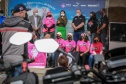 Expedição Filhas do Paraná volta a Curitiba após 2.800 km divulgando o Outubro Rosa. As motociclistas do grupo Filhas do Vento e da Liberdade retornaram neste sábado (30) ao Palácio Iguaçu – mesmo ponto de onde partiram no dia 14 de outubro, e foram recebidas pelo vice-governador Darci Piana e pela primeira-dama do Estado e presidente do Conselho Estadual de Ação Solidária, Luciana Saito Massa. - Curitiba, 30/10/2021 - Foto: Valdelino Pontes