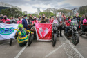 Expedição Filhas do Paraná volta a Curitiba após 2.800 km divulgando o Outubro Rosa. As motociclistas do grupo Filhas do Vento e da Liberdade retornaram neste sábado (30) ao Palácio Iguaçu – mesmo ponto de onde partiram no dia 14 de outubro, e foram recebidas pelo vice-governador Darci Piana e pela primeira-dama do Estado e presidente do Conselho Estadual de Ação Solidária, Luciana Saito Massa. - Curitiba, 30/10/2021 - Foto: Valdelino Pontes
