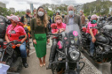 Expedição Filhas do Paraná volta a Curitiba após 2.800 km divulgando o Outubro Rosa. As motociclistas do grupo Filhas do Vento e da Liberdade retornaram neste sábado (30) ao Palácio Iguaçu – mesmo ponto de onde partiram no dia 14 de outubro, e foram recebidas pelo vice-governador Darci Piana e pela primeira-dama do Estado e presidente do Conselho Estadual de Ação Solidária, Luciana Saito Massa. - Curitiba, 30/10/2021 - Foto: Valdelino Pontes