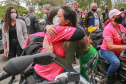Expedição Filhas do Paraná volta a Curitiba após 2.800 km divulgando o Outubro Rosa. As motociclistas do grupo Filhas do Vento e da Liberdade retornaram neste sábado (30) ao Palácio Iguaçu – mesmo ponto de onde partiram no dia 14 de outubro, e foram recebidas pelo vice-governador Darci Piana e pela primeira-dama do Estado e presidente do Conselho Estadual de Ação Solidária, Luciana Saito Massa. - Curitiba, 30/10/2021 - Foto: Valdelino Pontes
