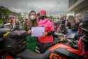 Expedição Filhas do Paraná volta a Curitiba após 2.800 km divulgando o Outubro Rosa. As motociclistas do grupo Filhas do Vento e da Liberdade retornaram neste sábado (30) ao Palácio Iguaçu – mesmo ponto de onde partiram no dia 14 de outubro, e foram recebidas pelo vice-governador Darci Piana e pela primeira-dama do Estado e presidente do Conselho Estadual de Ação Solidária, Luciana Saito Massa. - Curitiba, 30/10/2021 - Foto: Valdelino Pontes