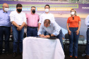 Em mais um passo no processo de consolidação do Voe Paraná, o maior programa de aviação regional do País, o Governo do Estado finalizou o convênio que vai permitir a modernização da pista de pouso e decolagem do aeroporto Francisco Lacerda Junior, em Cornélio Procópio, no Norte Pioneiro. O investimento é de R$ 4.771.057,10. O anúncio foi feito nesta quarta-feira (03) pelo governador Carlos Massa Ratinho Junior durante visita à cidade. Foto: Ari Dias/AEN