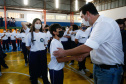 O governador Carlos Massa Ratinho Junior entregou nesta quinta-feira (04) mais 1.837 kits de uniformes para três colégios estaduais cívico-militares (CECM) de Umuarama, no Noroeste do Paraná. Foto: Jonathan Campos/AEN