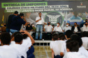 O governador Carlos Massa Ratinho Junior entregou nesta quinta-feira (04) mais 1.837 kits de uniformes para três colégios estaduais cívico-militares (CECM) de Umuarama, no Noroeste do Paraná. Foto: Jonathan Campos/AEN