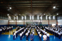 O governador Carlos Massa Ratinho Junior entregou nesta quinta-feira (04) mais 1.837 kits de uniformes para três colégios estaduais cívico-militares (CECM) de Umuarama, no Noroeste do Paraná. Foto: Jonathan Campos/AEN