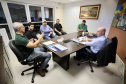 No berço 202 do Porto de Paranaguá, o navio Lady Lilly recebe uma carga inédita de gergelim em sacas. O produto nacional, que segue para exportação, é estivado direto nos cinco porões da embarcação. Em média, cada espaço vai levar cerca de 4 mil toneladas da semente, totalizando um embarque de 20 mil toneladas que têm como destino a Guatemala. - Paranaguá, 04/11/2021 - Foto: Cláudio Neves/Portos do Paraná