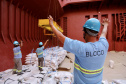 No berço 202 do Porto de Paranaguá, o navio Lady Lilly recebe uma carga inédita de gergelim em sacas. O produto nacional, que segue para exportação, é estivado direto nos cinco porões da embarcação. Em média, cada espaço vai levar cerca de 4 mil toneladas da semente, totalizando um embarque de 20 mil toneladas que têm como destino a Guatemala. - Paranaguá, 04/11/2021 - Foto: Cláudio Neves/Portos do Paraná